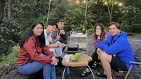 Penyanyi Indonesia itu menikah dengan Wina pada tahun 2012. Anji dan Wina sering terlihat kulineran bersama. Foto: Instagram @duniamanji / @winatalia