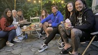 Salah satunya ketika Anji, istri, dan keluarganya barberque-an seru di sebuah kafe di Bandung. Foto: Instagram @duniamanji / @winatalia
