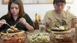 Anji Tak Bisa Tinggalkan Wina, Begini Keromantisan Mereka Saat Makan