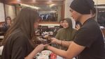 Anji Tak Bisa Tinggalkan Wina, Begini Keromantisan Mereka Saat Makan