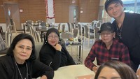 Kalau ini momen ketika Anji, Wina, dan keluarganya sedang makan di Ploen Restaurant di Thailand. Foto: Instagram @duniamanji / @winatalia