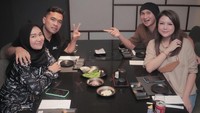 Beberapa kali Anji dan Wina terlihat makan bersama keluarganya yang lain. Kali ini pasangan yang sudah menikah 11 tahun itu bersantap di restoran Jepang. Foto: Instagram @duniamanji / @winatalia