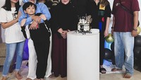Saat Manji berulang tahun ke 44, ia turut merayakan ulang tahun ibu dan anaknya. Mereka telah menyiapkan kue untuk bersama. Foto: Instagram @duniamanji / @winatalia