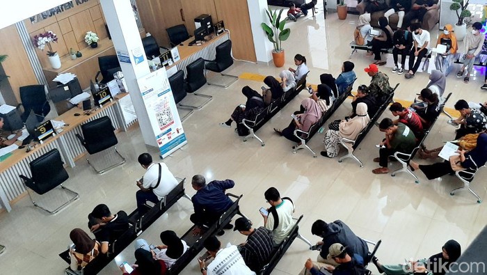Antrean warga yang mengaktivasi IKD di Kantor Disdukcapil Karawang