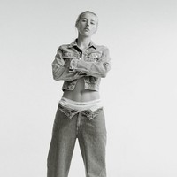 Koleksi underwear yang ditampilkan sendiri menonjolkan gaya klasik namun tetap stylish dan tak lekang waktu. Semua koleksi pakaian dalam Calvin Klein ini terbuat dari bahan katun lembut yang menyerap keringat. Foto: Instagram/@calvinklein