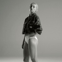 Chloe Kelly sempat menghebohkan publik dengan aksi buka baju setelah timnas Inggris mengalahkan Jerman dengan skor 2-1 di Piala Eropa Wanita 2022. Dalam foto kampanye, dia mengenakan bikin dekonstruktif dengan aksen cut-out di bagian samping yang dipadukan jaket denim. Foto: Instagram/@calvinklein