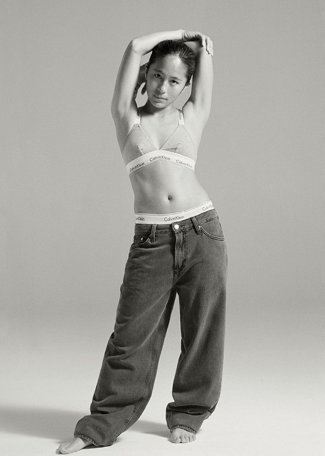 Mana Iwabuchi ikut memperkuat tim nasional Jepang di posisi gelandang. Memiliki tubuh petit tapi gesit, atlet 30 tahun ini tampil dengan bralette dipadu jeans oversized. Foto: Instagram/@calvinklein