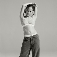 Mana Iwabuchi ikut memperkuat tim nasional Jepang di posisi gelandang. Memiliki tubuh petit tapi gesit, atlet 30 tahun ini tampil dengan bralette dipadu jeans oversized. Foto: Instagram/@calvinklein