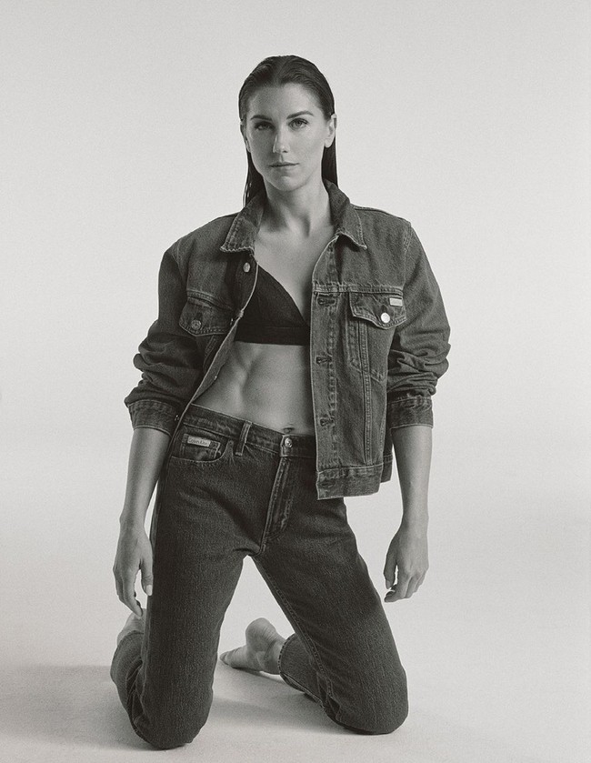 Pemotretan kampanye Calvin Klein untuk kampanye ‘Calvins or Nothing’ digarap oleh fotografer Brianna Capozzi yang ingin menonjolkan kekuatan dan keunikan masing-masing atlet.  Foto: Instagram/@calvinklein