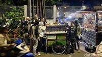 Kulineran di Bandung jangan lewatkan mencicipi bacang viral yang mangkal di bilangan Braga. Penjual bacangnya menggunakan gerobak mini. Foto: detikcom/Riska Fitria