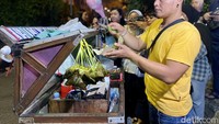 Saking ramainya, dalam sehari Halim bisa menghabiskan bacang sebanyak 600-700 buah. Sementara untuk jandonya bisa habis sekitar 20 kilogram. Foto: detikcom/Riska Fitria