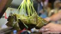 Gerobak bacang tersebut diantre oleh pembeli dari berbagai kalangan. Tentunya yang paling banyak adalah wisatawan hingga food vlogger. Foto: detikcom/Riska Fitria