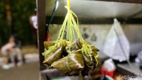 Satu buah bacang dibanderol Rp 10.000. Bacangnya berbeda dari yang lainnya, karena diisi dengan jando. Jando merupakan lemak susu sapi yang erada di bagian payudara sapi. Foto: detikcom/Riska Fitria