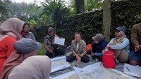 Mang Jawir sbg dosen utama sedang menjelaskan materi dgn suasana yg santai Semua tampak antusias