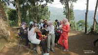 Tenang jalur yg kita lewati banyak warung jadi bisa istirahat dan sekedar beli minum sambil lanjut diskusi