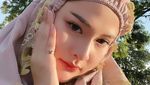 7 Potret Bella Bonita: Casual, Pakai Mukena hingga Ala Pengantin Jawa