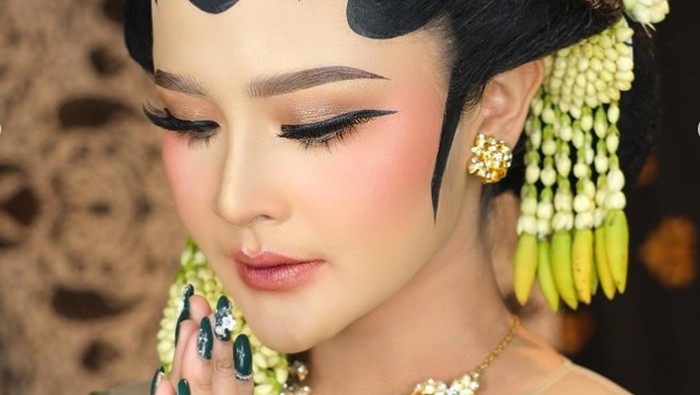 Denny Caknan akan menikah dengan Bella Bonita pada Jumat (7/7/2023). Berikut potret Bella Bonita saat tampil casual, pakai mukena hingga ala pengantin Jawa.