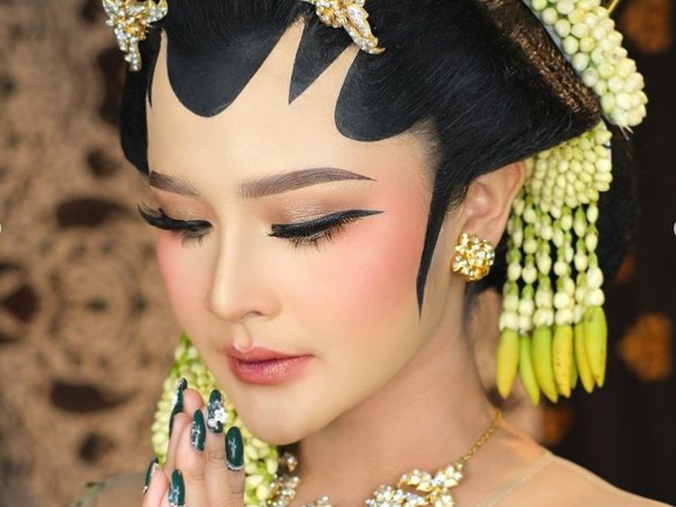 7 Potret Bella Bonita: Casual, Pakai Mukena hingga Ala Pengantin Jawa