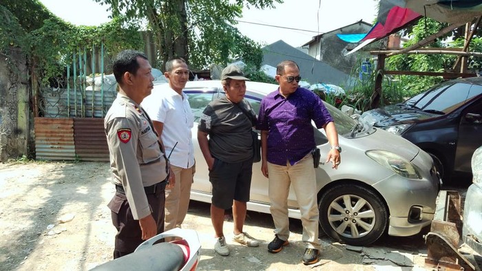Bhabinkamtibmas Cilandak turun menindaklanjuti keeluhan warga soal anjing tetangga yang suka kejar-kejar warga.