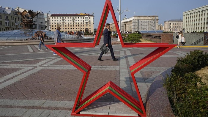Bintang Raksasa Berwarna Bendera Belarusia Mejeng di Minsk Sebuah bintang terpampang di Lapnagan Merdeka di Minsk, Belarusia. Bintang tersebut berukuran besar dan berwarna mirip dengan bendera Belarusia.