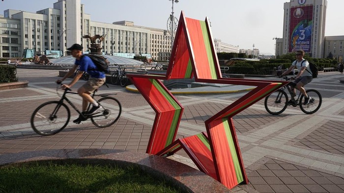 Bintang Raksasa Berwarna Bendera Belarusia Mejeng di Minsk Sebuah bintang terpampang di Lapnagan Merdeka di Minsk, Belarusia. Bintang tersebut berukuran besar dan berwarna mirip dengan bendera Belarusia.