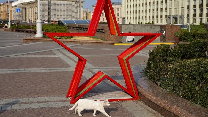 Bintang Raksasa Berwarna Bendera Belarusia Mejeng di Minsk Sebuah bintang terpampang di Lapnagan Merdeka di Minsk, Belarusia. Bintang tersebut berukuran besar dan berwarna mirip dengan bendera Belarusia.