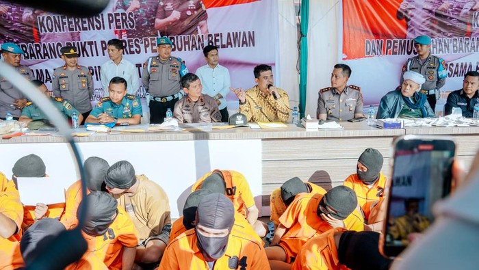 Bobby Nasution dan Kapolres Pelabuhan Belawan AKBP Josua Tampubolon (kiri)