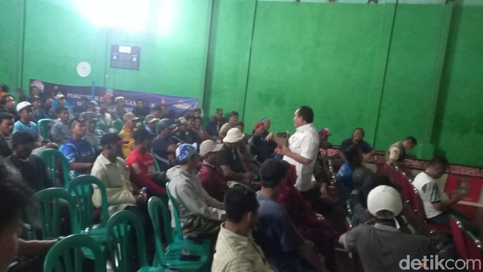 Bupati Pangandaran Jeje Wiradinata saat mengumpulkan sejumlah pengusaha perahu wisata/ Aldi Nur Fadillah