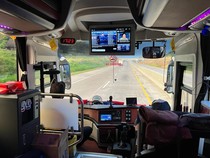 Kenapa Ada Bus yang Jalan Lambat di Lajur Kanan Tol?