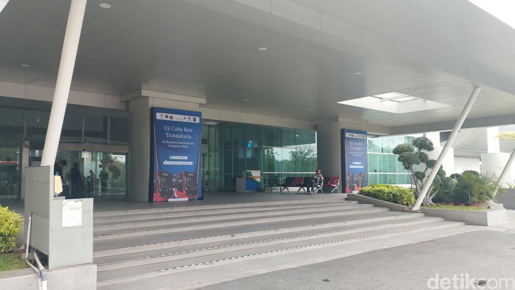 Bus TransJ masuk Bandara Soetta, berhenti di Stasiun KA Bandara, penumpang bisa lanjut naik Kalayang/Skytrain. (Brigitta Belia PS/detikcom)