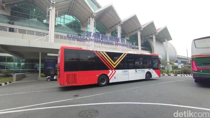 Bus TransJ masuk Bandara Soetta, berhenti di Stasiun KA Bandara, penumpang bisa lanjut naik Kalayang/Skytrain. (Brigitta Belia PS/detikcom)