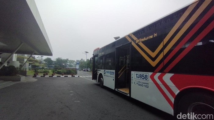 Bus TransJ masuk Bandara Soetta, berhenti di Stasiun KA Bandara, penumpang bisa lanjut naik Kalayang/Skytrain. (Brigitta Belia PS/detikcom)