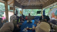 Kang Edo dari Canyoning Sentul memberikan penjelasan dahulu sebelum praktik langsung