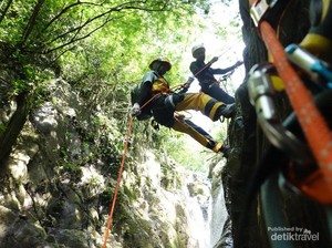 Coba Deh Canyoning di Curug Ngumpet, Seru Pakai Banget!