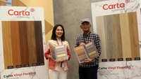 Shirley Sagita Antono, direktur dari PT. Prasetya Gema Mulia VIVERE Group, principal dari CARTA berbincang dengan Pulung Perangin Angin, CEO PT Gema Graha Sarana, Tbk, perusahaan induk VIVERE Group saat peluncuran vinyl flooring pameran material terbesar IndobuildTech Expo 2023 yang diselenggarakan di Indonesia Convention Exhibition (ICE BSD) Tangerang, Kamis 6 Juli 2023.  
