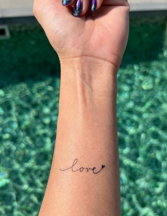 Inilah unggahan terakhir Coco Lee di Instagram. Ia memposting lengannya dengan tato bertuliskan love dan ada juga tato faith. Dikatakan Coco Lee, Cinta (love) dan faith (keyakinan) adalah dua kata yang ia sukai. “Dua kata yang aku suka yang mana aku sangat butuhkan di tahun yang sulit ini,” keterangan fotonya. Foto: dok. Instagram/@cocolee