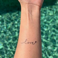 Inilah unggahan terakhir Coco Lee di Instagram. Ia memposting lengannya dengan tato bertuliskan love dan ada juga tato faith. Dikatakan Coco Lee, Cinta (love) dan faith (keyakinan) adalah dua kata yang ia sukai. “Dua kata yang aku suka yang mana aku sangat butuhkan di tahun yang sulit ini,” keterangan fotonya. Foto: dok. Instagram/@cocolee