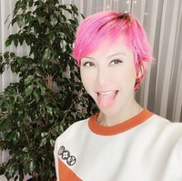 Inilah penampilan Coco Lee yang tampak awet muda dengan rambut pink.Foto: dok. Instagram/@cocolee