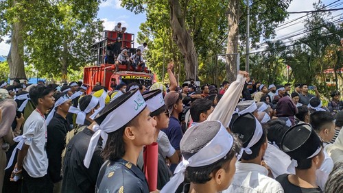 Ratusan warga Lombok demo Polda minta Panji Gumilang ditangkap, Kamis (6/7/2023).