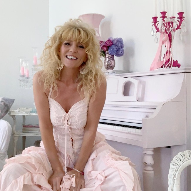 Aku tidak punya suami, pilihan sendiri. Ketika aku pindah ke rumah (Barbie) itu aku berpacaran dengan seseorang tapi memutuskan untuk tidak mengajaknya tinggal bersama. Aku sepanjang hidup untuk menyenangkan orang lain dan aku memilih waktunya untuk menyenangkan diri sendiri. Aku tidak ingin pria, katanya. Foto: Instagram Dena Danielle