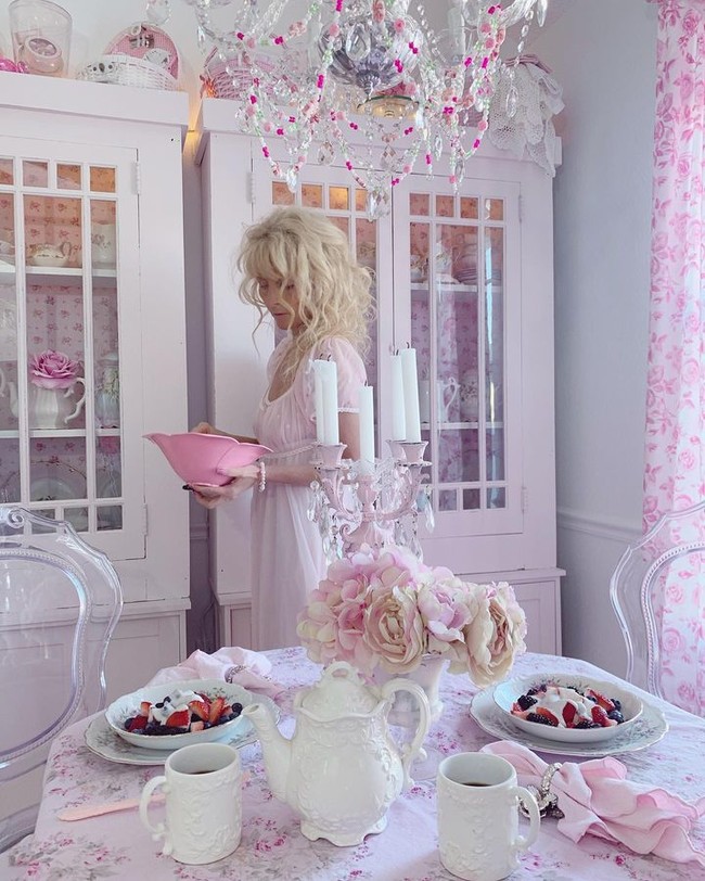 Suatu hari aku bangun dan berpikir aku tidak muda lagi, aku ingin melakukan apa yang aku lakukan. Aku tidak peduli apa yang orang lain pikirkan, aku ingin jadi diri sendiri. Aku selalu suka Barbie sejak kecil. Aku masih punya dan bermain dengan Barbie sebisa mungkin sampai aku diledek, katanya. Foto: Instagram Dena Danielle