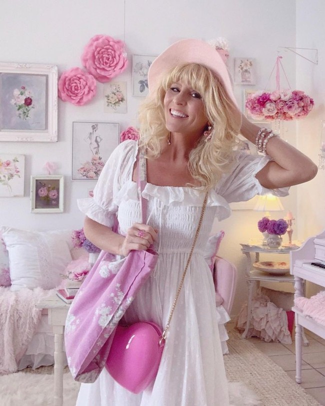 Meski sangat menyukai, wanita asal Texas, AS tersebut bukan kolektor Barbie tapi ingin tampil dan punya rumah seperti boneka Mattel tersebut. Dena bermimpi untuk bisa makan, tidur, dan bernapas seperti Barbie. Karenanya, hampir semua hal di rumah dan modelnya bernuansa rose hingga magenta. Foto: Instagram Dena Danielle