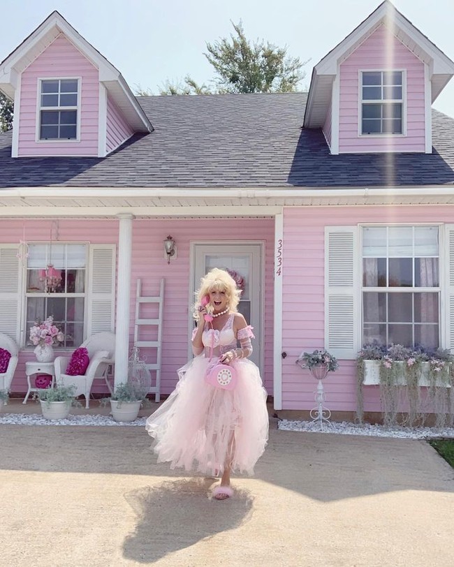Dena Daniels menyukai Barbie seumur hidupnya dan terobsesi dengan boneka tersebut sampai sekarang. Ketika kecil, Dena bahkan pernah di-bully teman-teman karena dianggap terlalu tua untuk bermain Barbie. Karena itu, ia sempat menyembunyikan kecintaannya sampai akhirnya memberanikan diri membangun hidup serba pink pada 2021. Foto: Instagram Dena Danielle