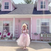 Dena Daniels menyukai Barbie seumur hidupnya dan terobsesi dengan boneka tersebut sampai sekarang. Ketika kecil, Dena bahkan pernah di-bully teman-teman karena dianggap terlalu tua untuk bermain Barbie. Karena itu, ia sempat menyembunyikan kecintaannya sampai akhirnya memberanikan diri membangun hidup serba pink pada 2021. Foto: Instagram Dena Danielle