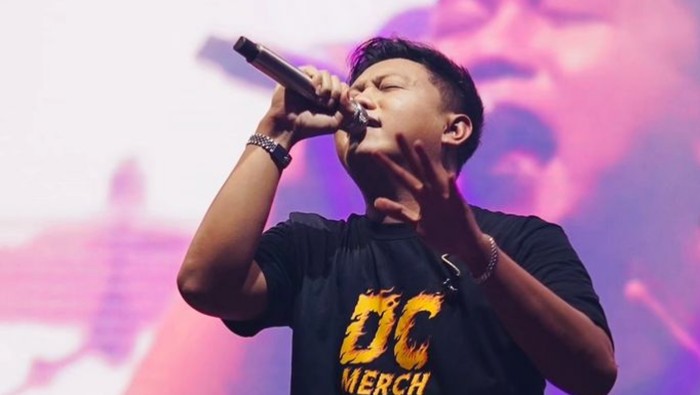 Denny Caknan merupakan penyanyi dan penulis lagu yang dikabarkan akan segera melepas masa lajang. Berikut ini profil dan biodata singkat Denny Caknan.