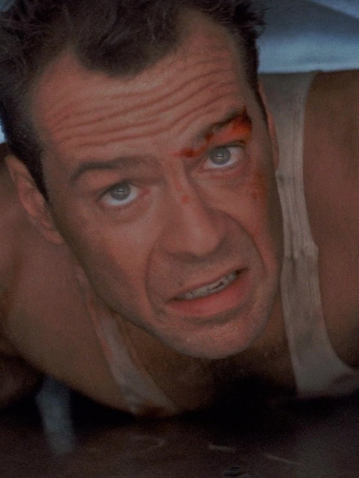Cuplikan adegan Bruce Willis di Die Hard (1988).