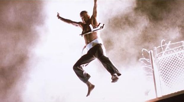 Cuplikan adegan Bruce Willis di Die Hard (1988).