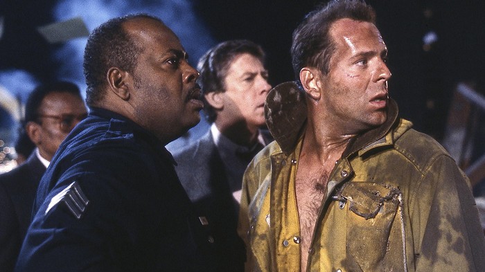 Cuplikan adegan Bruce Willis di Die Hard (1988).