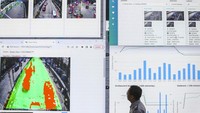 Petugas memantau lalu lintas dengan menggunakan CCTV di ruangan Network Operation Center (NOS) ITS Traffic Light Dinas Perhubungan DKI di Gedung Dinas Teknis, Jakarta, Rabu (5/7/2023).  