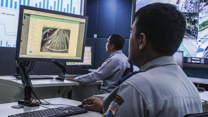 DKI Pakai AI buat Urai Macet, Begini Potretnya Petugas memantau lalu lintas dengan menggunakan CCTV di ruangan Network Operation Center (NOS) ITS Traffic Light Dinas Perhubungan DKI di Gedung Dinas Teknis, Jakarta, Rabu (5/7/2023). Untuk membantu mengurai kemacetan, Dinas Perhubungan DKI Jakarta sudah menggunakan teknologi kecerdasan buatan atau artificial intelligence (AI) di 20 simpang. ANTARA FOTO/Rivan Awal Lingga/aww.